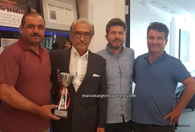 Eski Devlet Bakanı Ali Doğan’a kupayı takdim ettiler