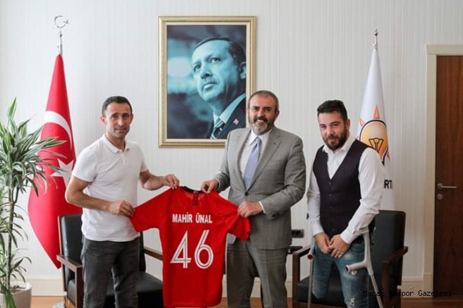 Mahir Ünal’a 46 numaralı Milli takım forması hediye ettiler.