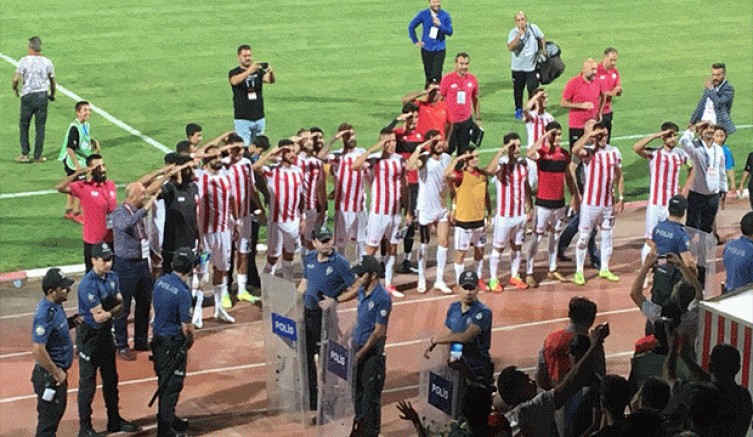 Protokol tribünü önüne gelerek “Asker selamı” verdiler