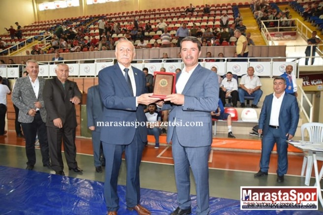 Güreş’e verdiği desteklerden dolayı Osman Okumuş’a plaket takdim edildi