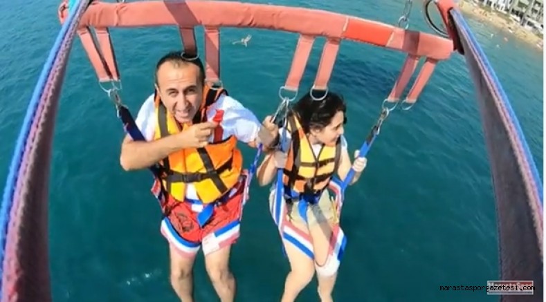 Kırmızı beyaz formasıyla paraşütle su üstünde maça davet etti