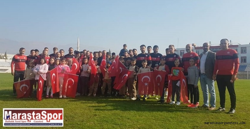Öğrencilerden baklava ikramı! Futbolculardan TÜRK Bayrağı hediyesi