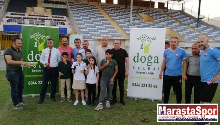 ÖĞRENCİLERDEN FUTBOLCULARA TATLI İKRAMI!