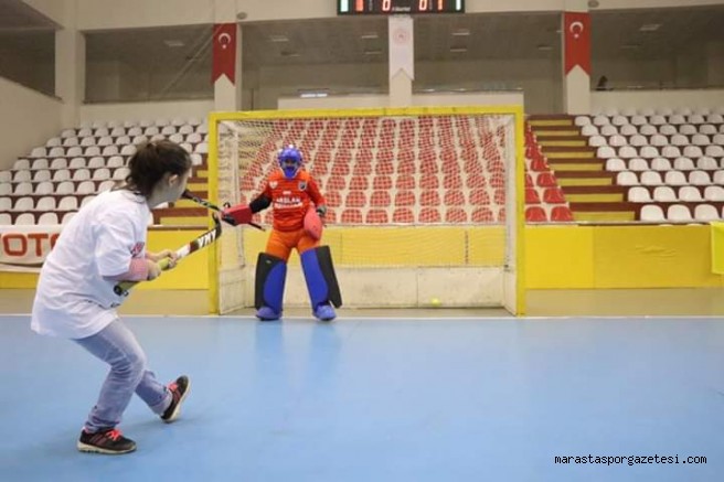Kahramanmaraş Hokey takım kalecisini ters köşeye yatırdı