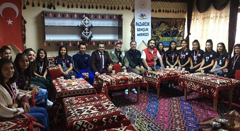 Kupayı aldılar Dağlı’ya teşekkür ziyaretine geldiler
