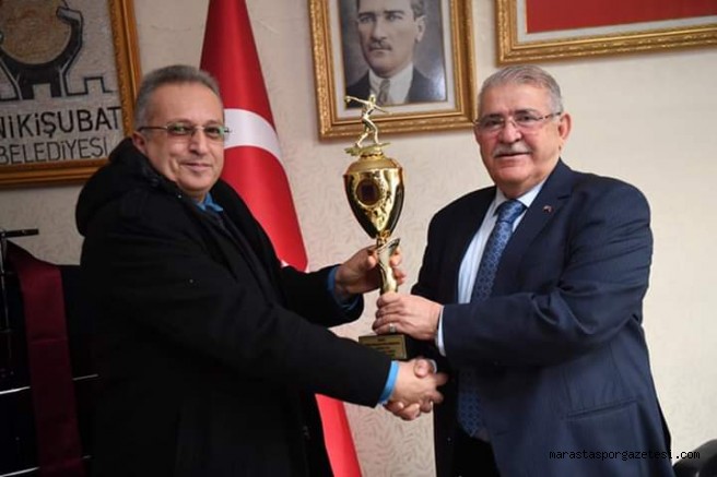 Başkan Mahçiçek’i ziyaret ederek kupayı takdim ettiler