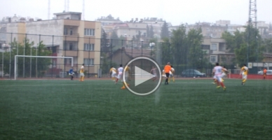 Şiddetli yağmur altında oynanan müsabaka