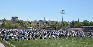 Batıpark futbol sahasında 2.kez cuma namazı kılındı! İşte Foto Galeri