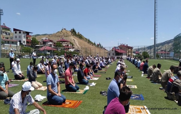 Cuma namazı futbol sahasında kılındı