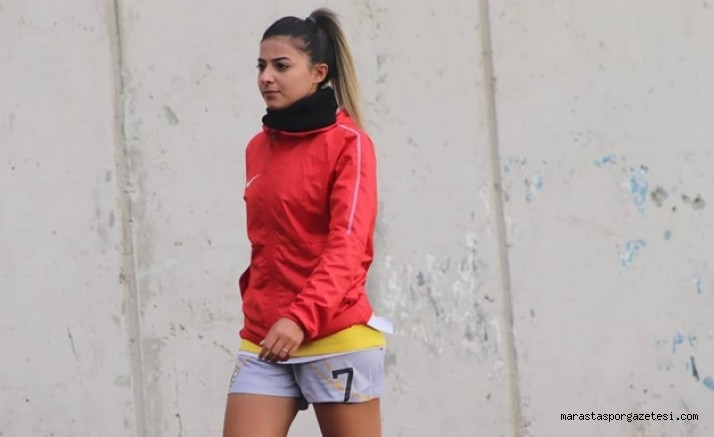 Kahramanmaraş’lı bayan futbolcunun takımı Kadınlar 1. Liginde şampiyon oldu
