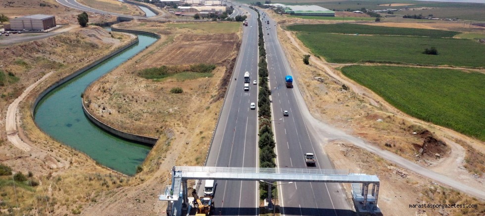 Üst geçit inşaatı devam ediyor