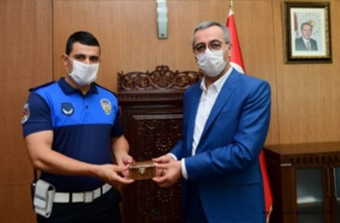 Yanan Aracı Söndüren Zabıta Memuru Altınla Ödüllendirdi