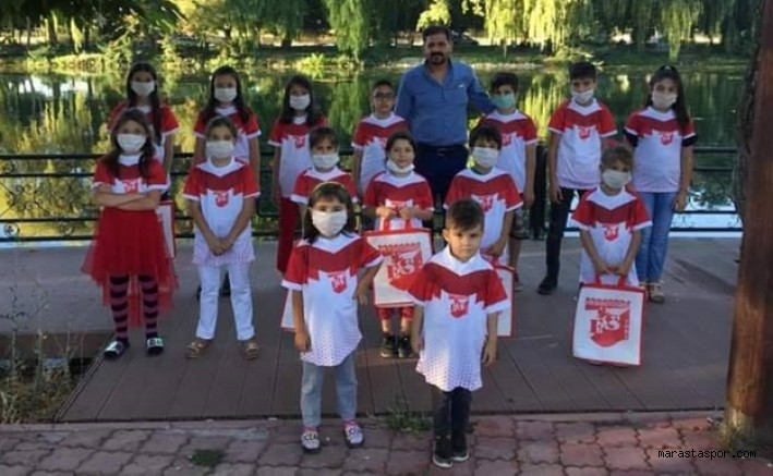 Forma Kampanyasına Destek Oldu! Aldığı Formaları Yetim Çocuklara Giydirdi