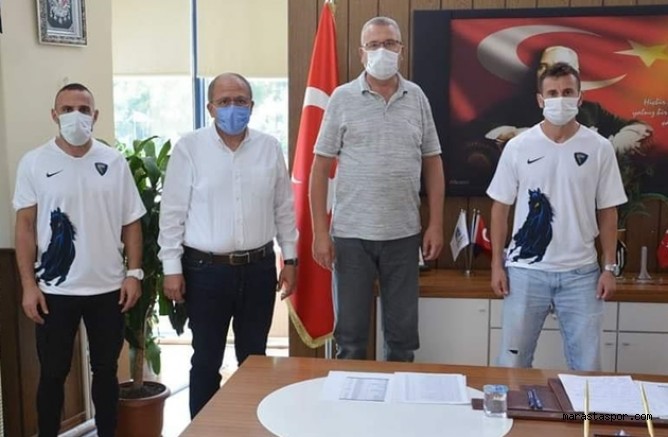 Sefa Durmuş Belediye Başkanının Makamında Sözleşmeyi İmzaladı