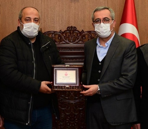 Kahramanmaraşspor’a desteklerinden dolayı Plaket verildi