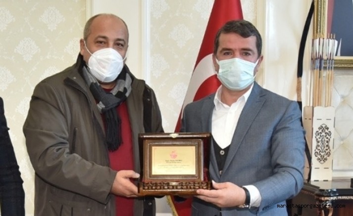Kahramanmaraşspor’dan Osman Okumuş’a desteklerden dolayı Plaket