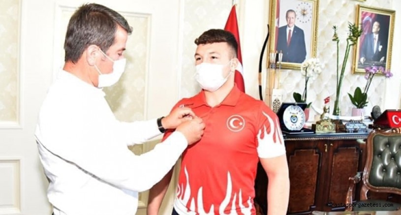 Başkan Osman Okumuş, Şampiyon Güreşçiyi Altın Takarak Ödüllendirdi
