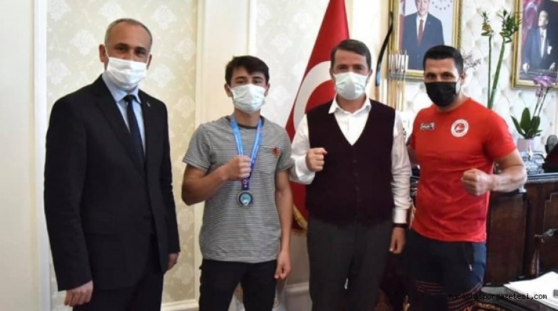 Kick Boks Turnuvasında dereceye giren sporcudan Osman Okumuş’a ziyaret