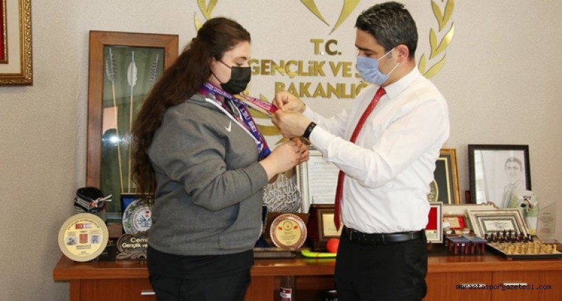 Melike Günal’a başarısından dolayı Altın Takarak ödüllendirdi