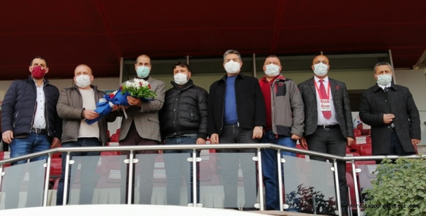 Salim Cebeloğlu’na maçtan önce çiçek takdim edildi