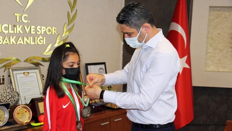 Cemil Boz, Sevilay Öztürk’ü, Altın takarak ödüllendirdi