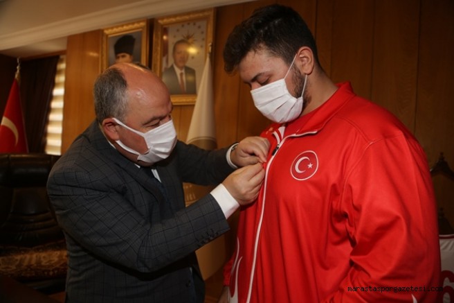 Vali Ömer Faruk Coşkun, Şampiyon Milli Güreşçiyi Altın takarak ödüllendirdi