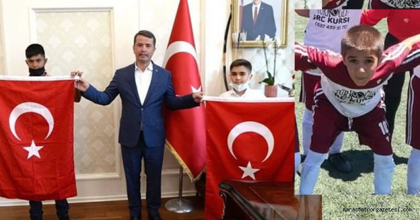 Bayrağı öperek düzelten gençlerden biri U13 takım oyuncusu olduğu anlaşıldı