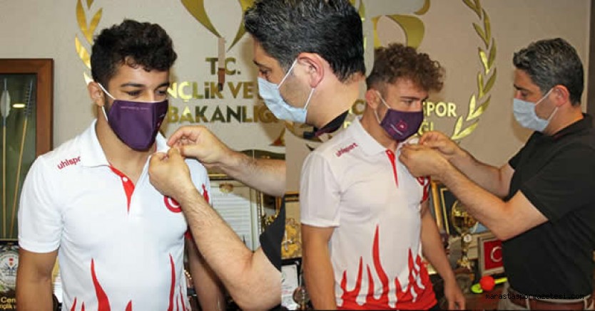 Sporcuları tebrik etti ve altın hediye etti