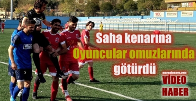 Saha kenarına  Oyuncular omuzlarında götürdü