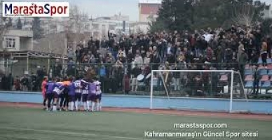 Karaziyaretspor’lu oyuncular taraftarlarıyla galibiyeti kutladılar