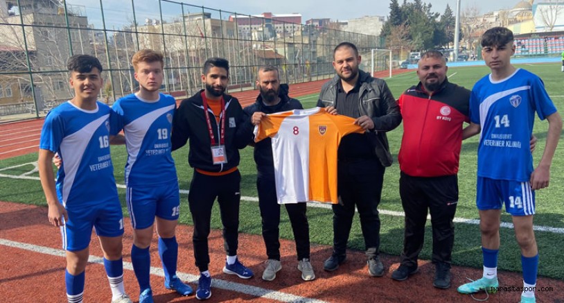 Amatör birlik olmakla güçlenir, diyerek 1 takım forma yaptırıp teslim ettiler