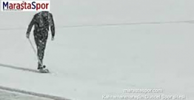 Sahadaki Karları temizlediği süpürge ile Nahırönü taraftarına oley çektirdi