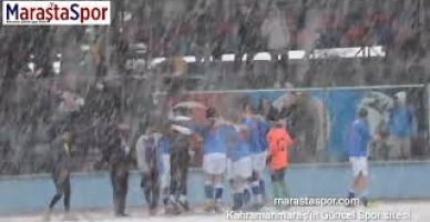 Kar yağışı altında Arsan Sümerspor’lu oyuncular taraftarla galibiyeti kutladı