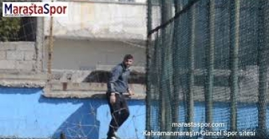 Maç oynanırken sahaya muhabbet kuşu girdi