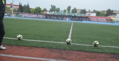 Yağmur ve Güneş işte Batıpark futbol sahasında bir maç günü