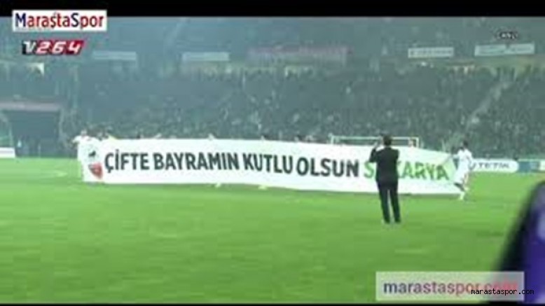 Kahramanmaraşspor, sahaya pankartla çıktı! Çifte Bayramın Kutlu Olsun Sakarya
