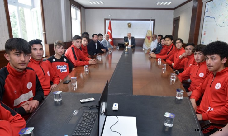 Vali Ömer Faruk Coşkun, Türkoğlu Gençlerbirliğispor’u misafir etti