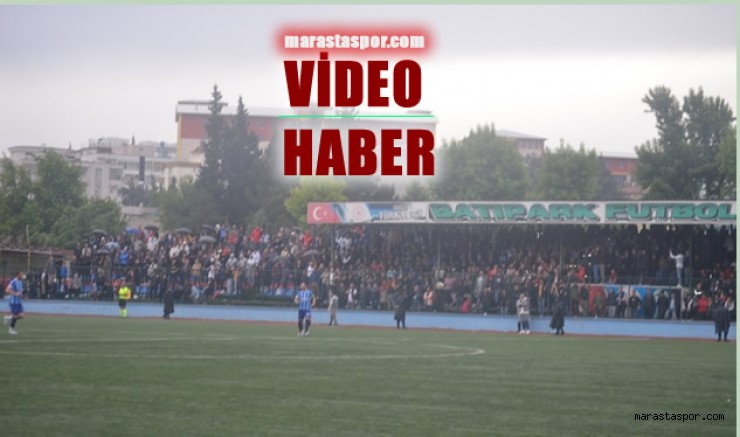 Yağmur ve rüzgarın etkili olduğu Batıpark futbol sahasında maçı izlemeye çok sayıda taraftar geldi