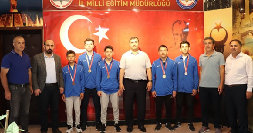 Kahraman, Türkiye Şampiyonu Vali Hilmi Tolun Ortaokulu Güreş Takımı’nı Tebrik Etti
