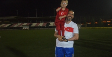 Şehit çocuğu Bozkurt işareti yaptı