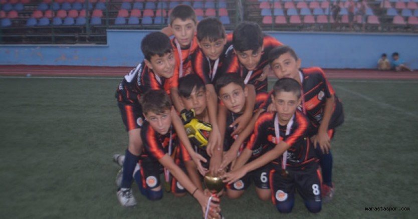 Kahramanmaraş U11 Ligi şampiyonu Uludazspor kupasını aldı