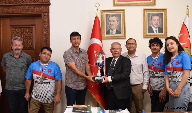 Süper Lig’e çıkan Onikişubat NF’nin kupası Başkan Mahçicek’e takdim edildi