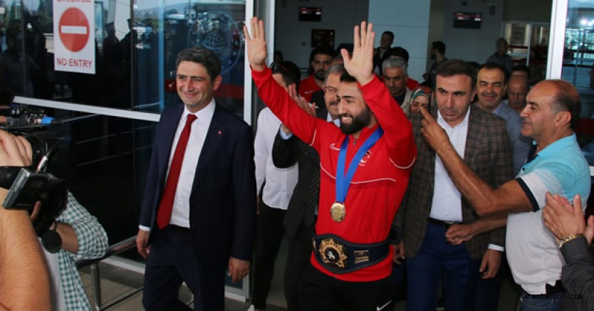 Burhan Akbudak havalimanında çiçekler ile karşılandı