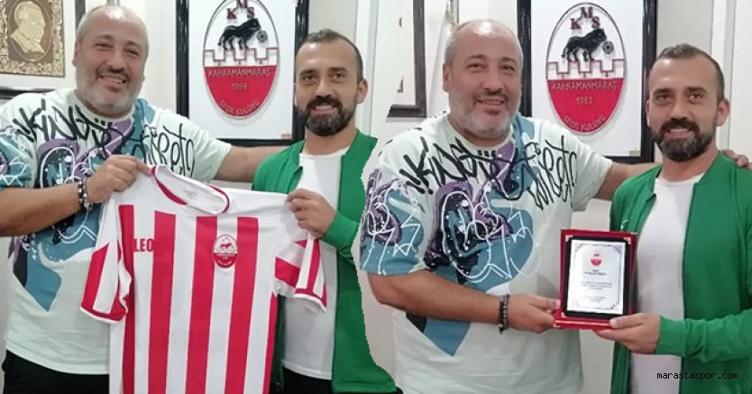 Kahramanmaraşspor’da Selim Çetinkaya’ya, plaket ve efsane çubuklu forma takdim edildi