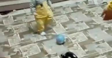 Kahramanmaraş’ta 14 Aylık Onur Külek bebek yürümeyi top sayesinde öğrendi