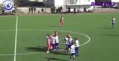 her iki takım oyuncusunun kırmızı kart pozisyonu