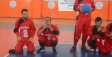 Gözleri hiç görmeyen sporcunun zurna ile yaptığı konser alkışlandı