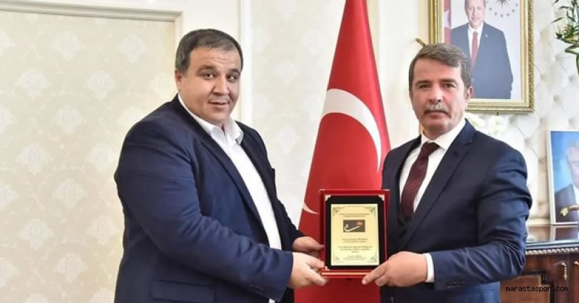 Engelliler Spor’a yardımlardan dolayı başkan Okumuş’a plaket takdim ettiler