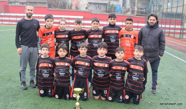 Okul-kulüp işbirliği yapıldı! Uludazspor forması giyen oyuncular, Okul takımıyla Şampiyon oldu