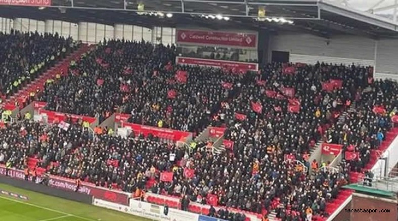 Hull City taraftarları deplasman tribününü Türk bayrakları ile donattı